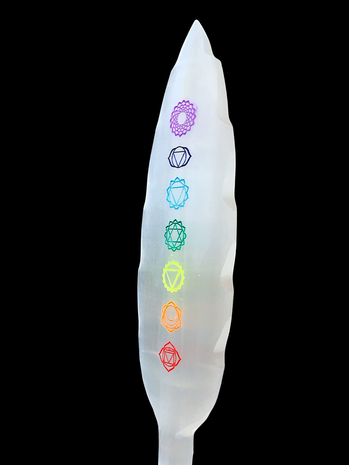 Steinfixx® Echte Selenit Ladeplatte | Feder mit schönen gravierten bunten Chakra Symbolen | 19 cm | Ideal zum Aufladen Ihrer Edelsteine | Dekoration | incl. Acrylständer