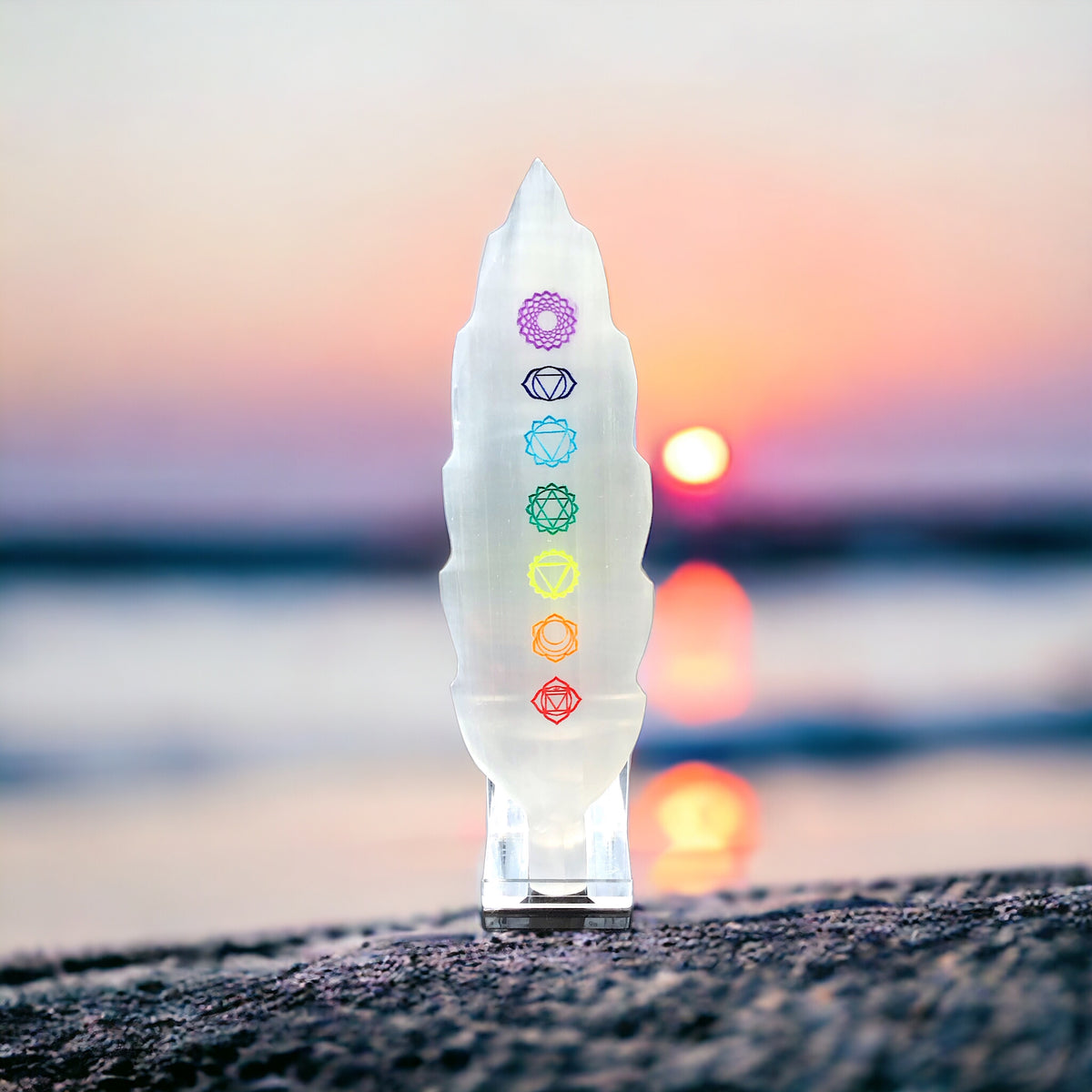 Steinfixx® Echte Selenit Ladeplatte | Feder mit schönen gravierten bunten Chakra Symbolen | 19 cm | Ideal zum Aufladen Ihrer Edelsteine | Dekoration | incl. Acrylständer