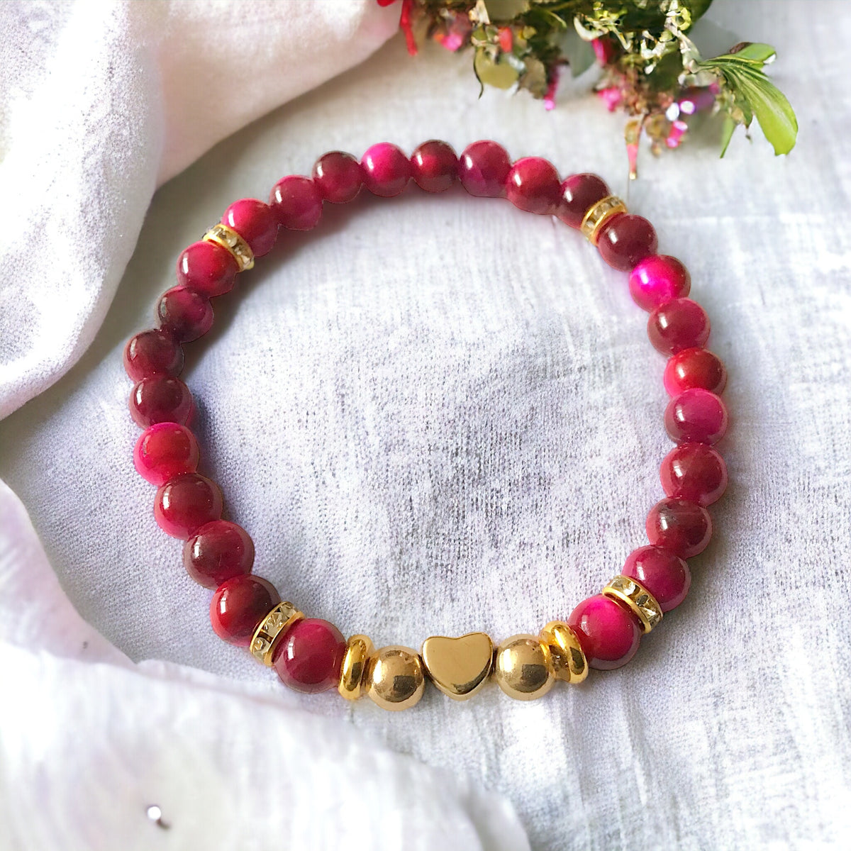 Steinfixx® - Rotes Tigerauge Perlenarmband handgemacht mit vergoldeten Perlen, Trennern und Herzchen  - STARKER SCHUTZSTEIN - in Geschenkbox - Hochwertiges Edelsteinarmband Handmade