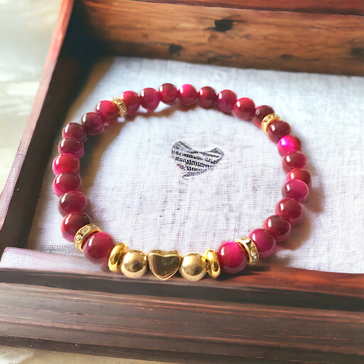 Steinfixx® - Rotes Tigerauge Perlenarmband handgemacht mit vergoldeten Perlen, Trennern und Herzchen  - STARKER SCHUTZSTEIN - in Geschenkbox - Hochwertiges Edelsteinarmband Handmade