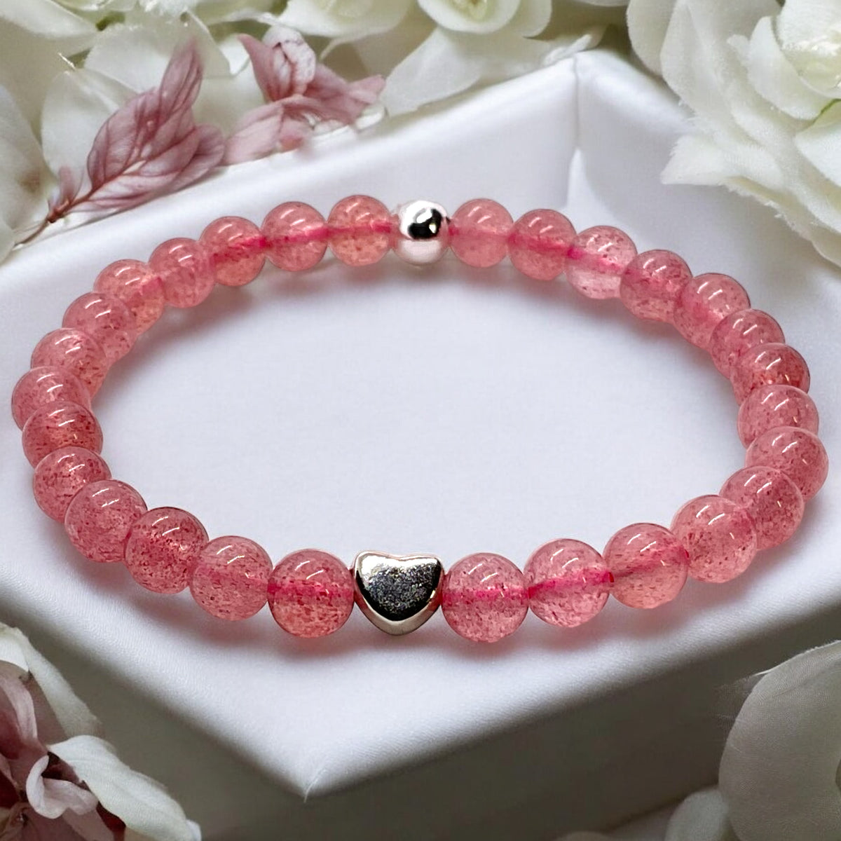 Edelstein Perlenarmband aus Erdbeerquarz - Hochwertige Heilsteine mit 925 Silberperlen und entzückendem Herzchen - handgefertigt - in Geschenkbox - Lebensfreude und Humor