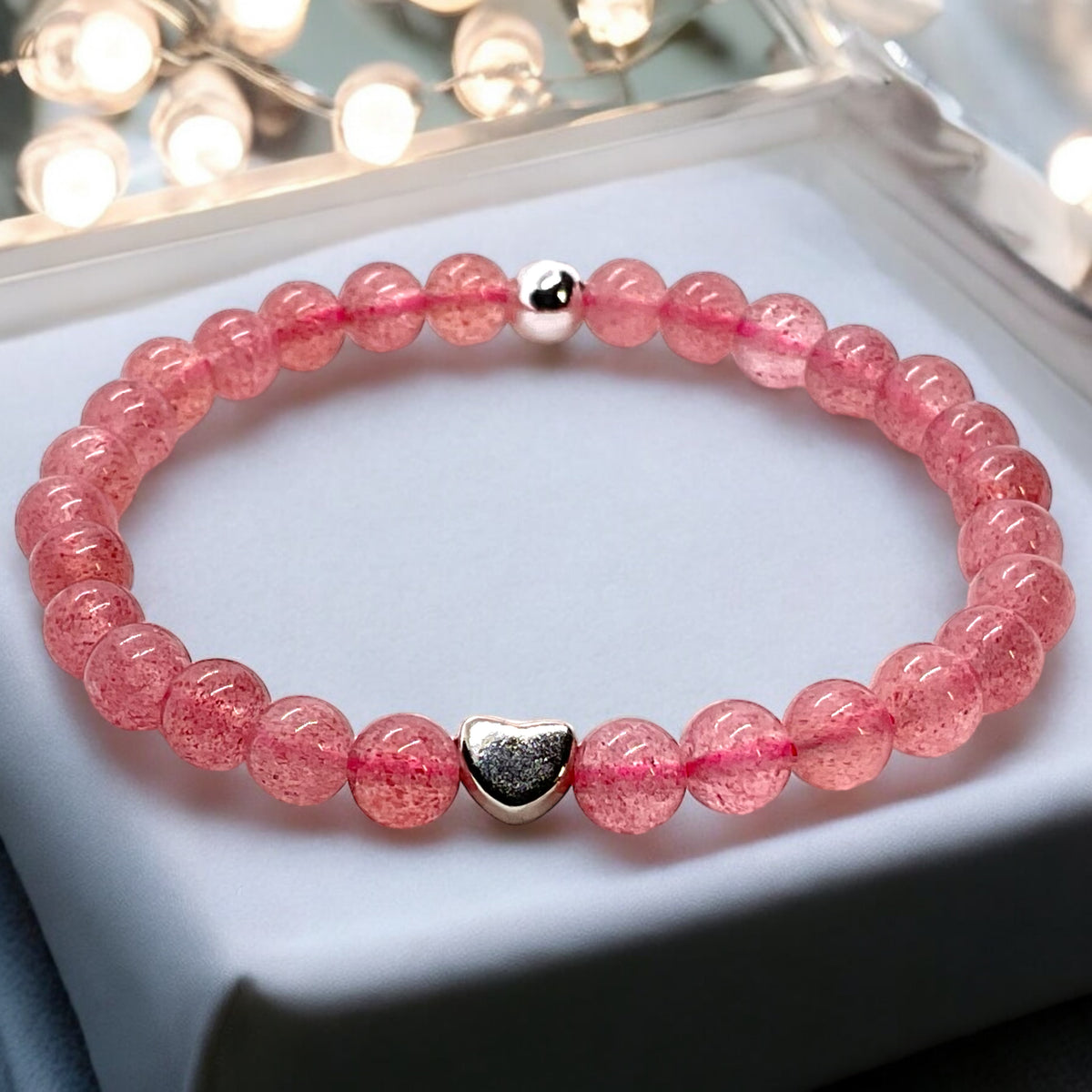 Edelstein Perlenarmband aus Erdbeerquarz - Hochwertige Heilsteine mit 925 Silberperlen und entzückendem Herzchen - handgefertigt - in Geschenkbox - Lebensfreude und Humor