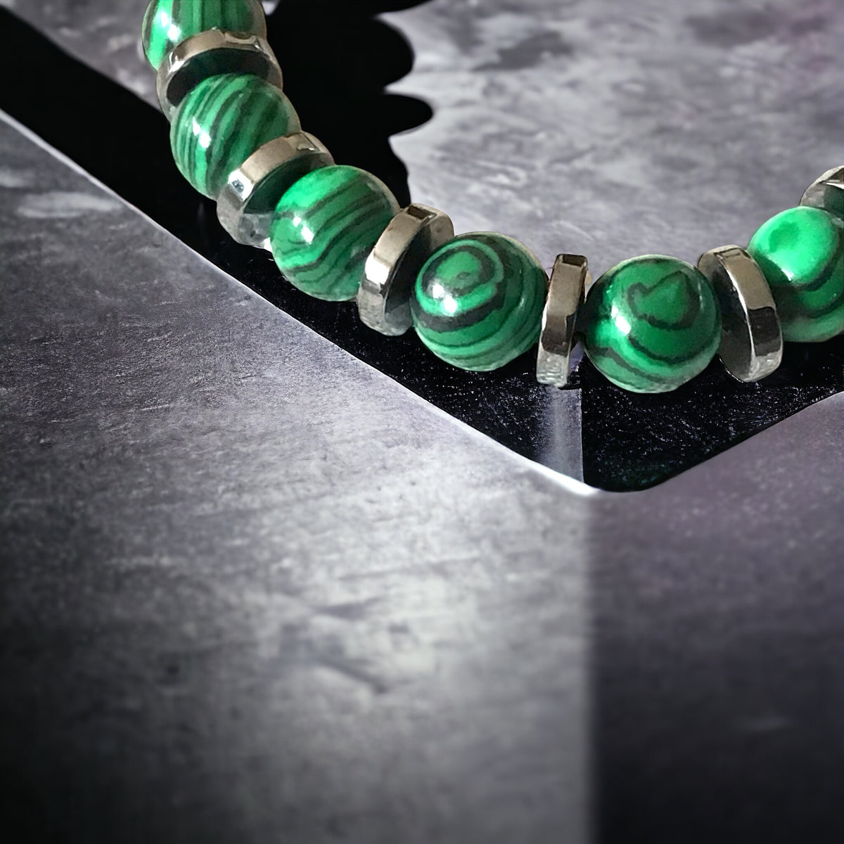 Malachitglas-Hämatit Perlenarmband 6mm mit Makramee Verschluss | verstellbar | Der Blut- und Reisestein