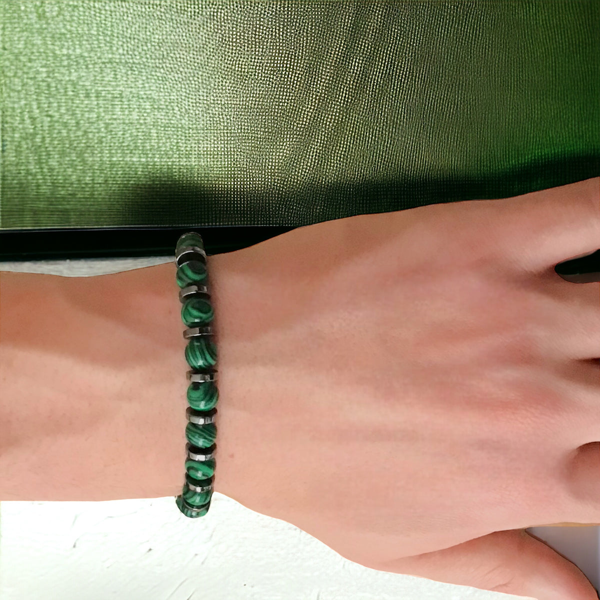 Malachitglas-Hämatit Perlenarmband 6mm mit Makramee Verschluss | verstellbar | Der Blut- und Reisestein
