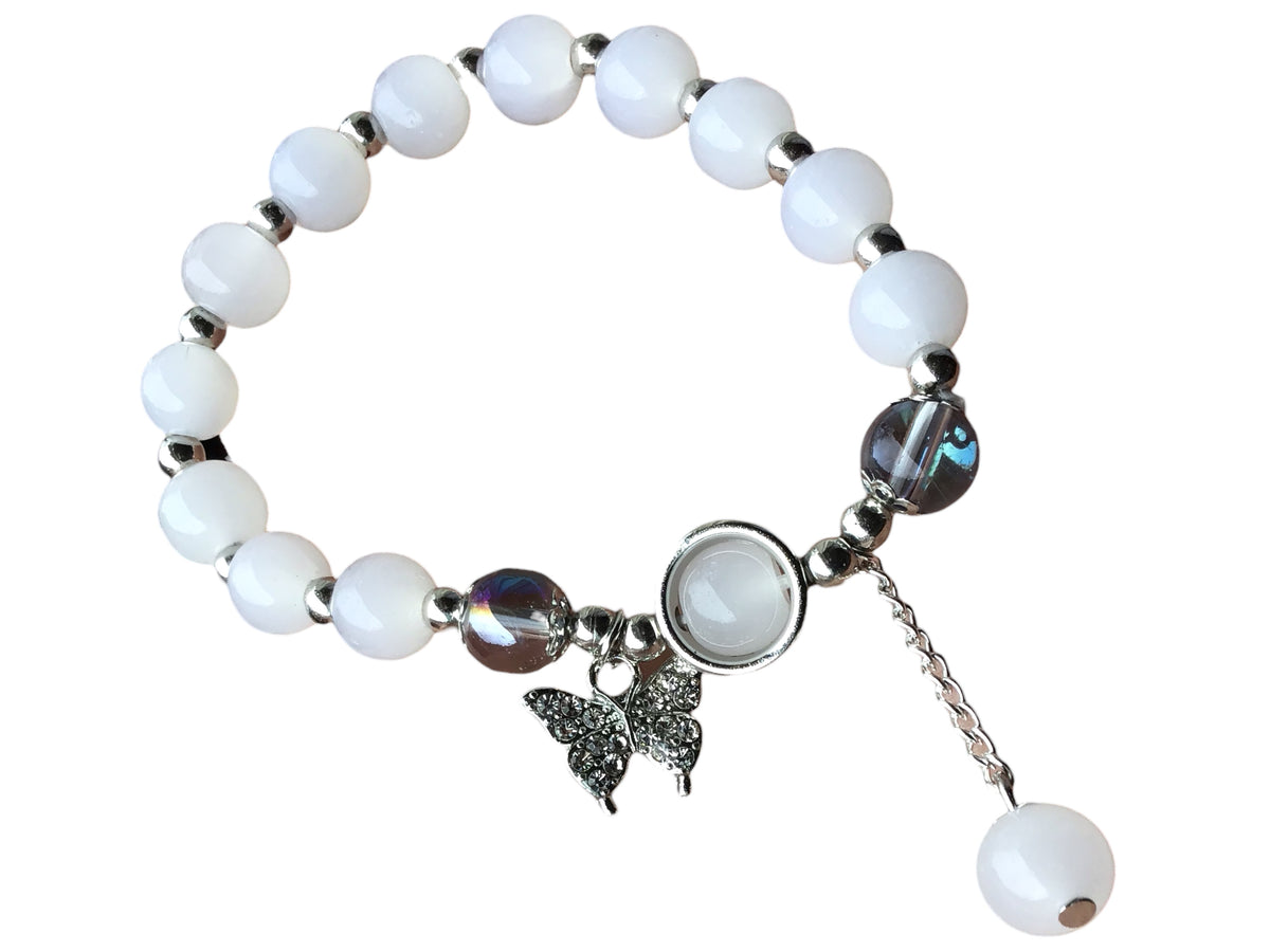 Zauberhaftes Mondstein Armband mit bedampften Aura-Glasperlen und Schmetterling | Edelstahl versilbert | in Samtsäckchen | Ihre Energie immer dabei