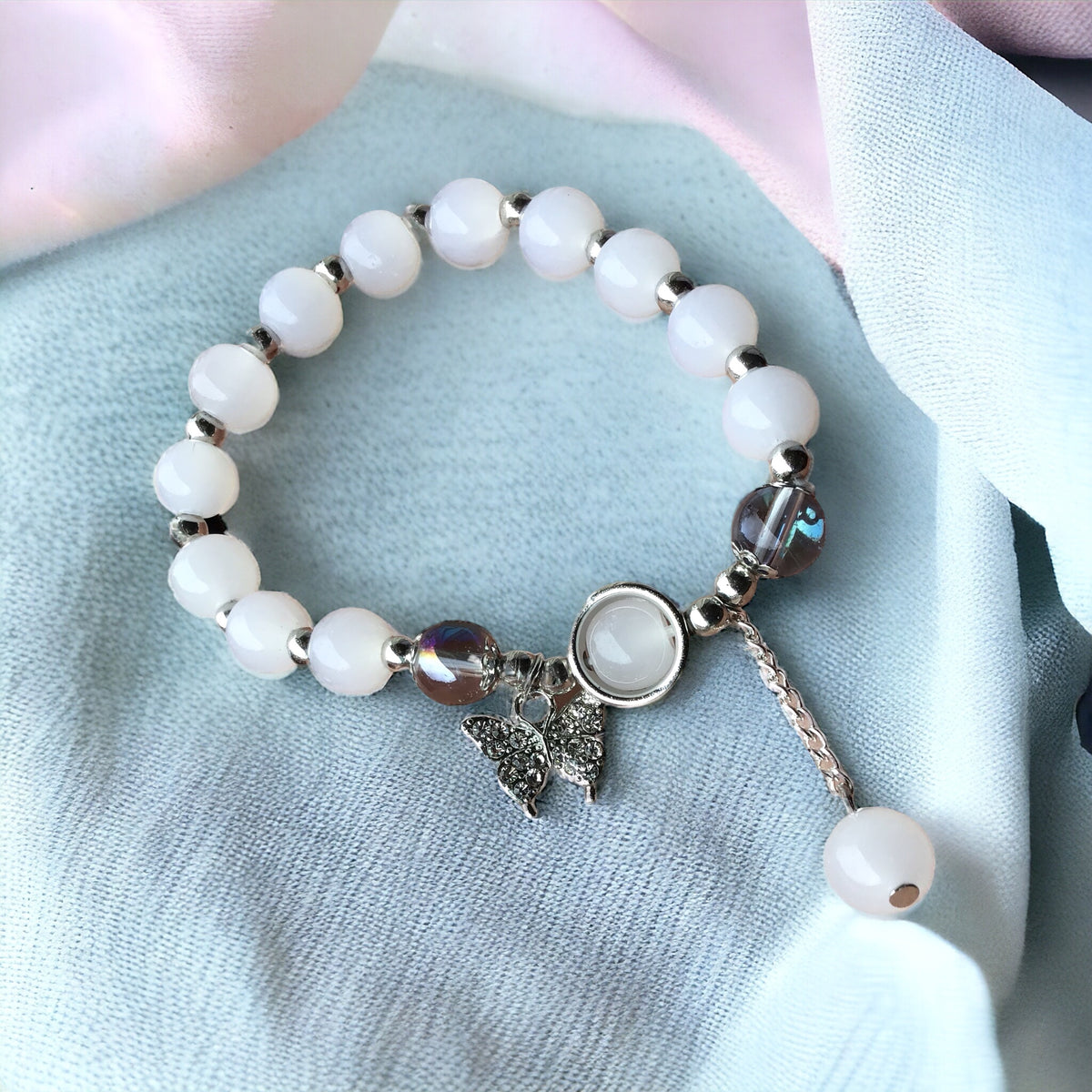 Zauberhaftes Mondstein Armband mit bedampften Aura-Glasperlen und Schmetterling | Edelstahl versilbert | in Samtsäckchen | Ihre Energie immer dabei