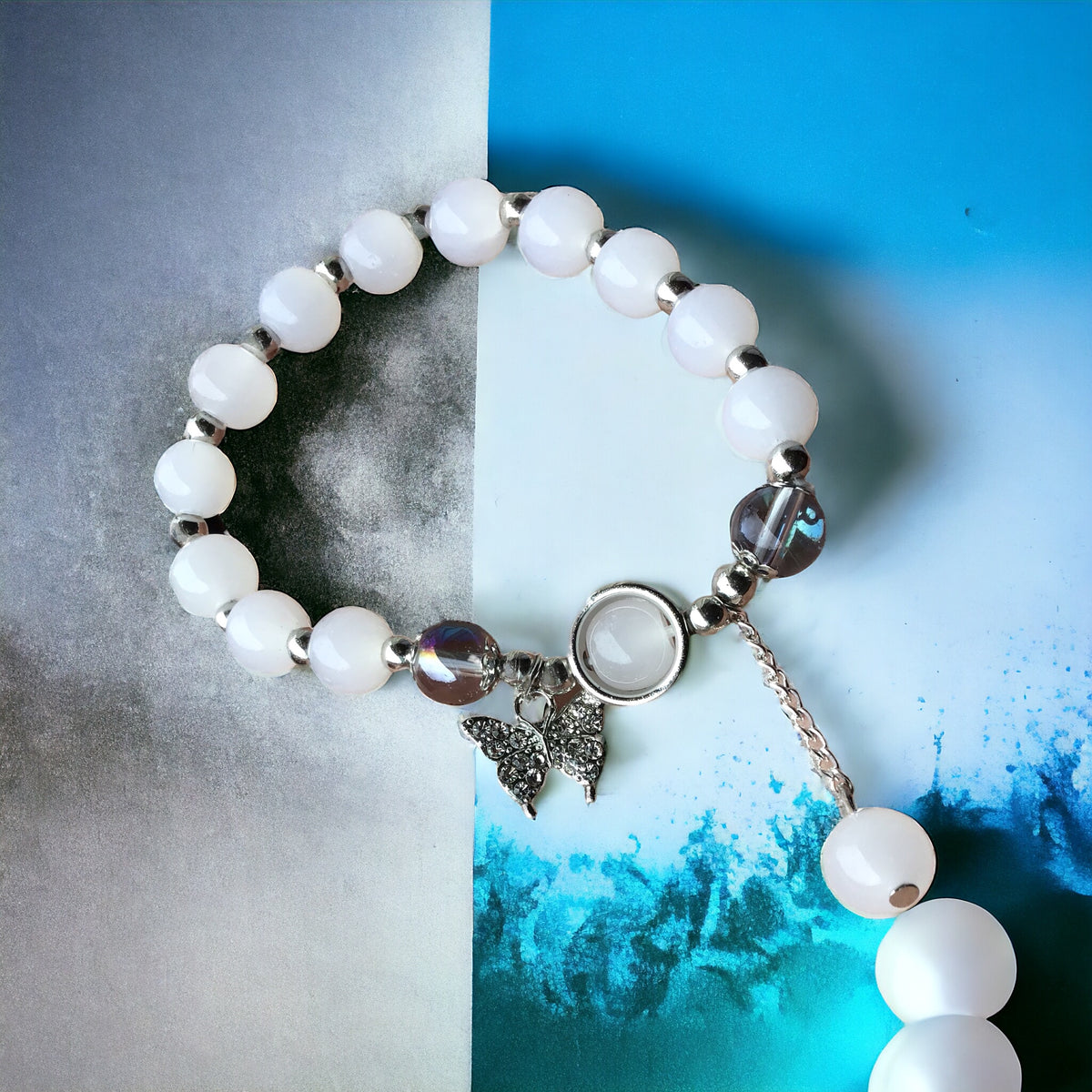 Zauberhaftes Mondstein Armband mit bedampften Aura-Glasperlen und Schmetterling | Edelstahl versilbert | in Samtsäckchen | Ihre Energie immer dabei
