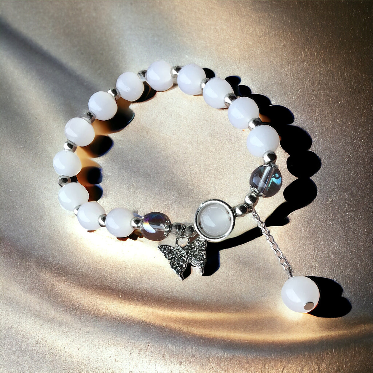 Zauberhaftes Mondstein Armband mit bedampften Aura-Glasperlen und Schmetterling | Edelstahl versilbert | in Samtsäckchen | Ihre Energie immer dabei