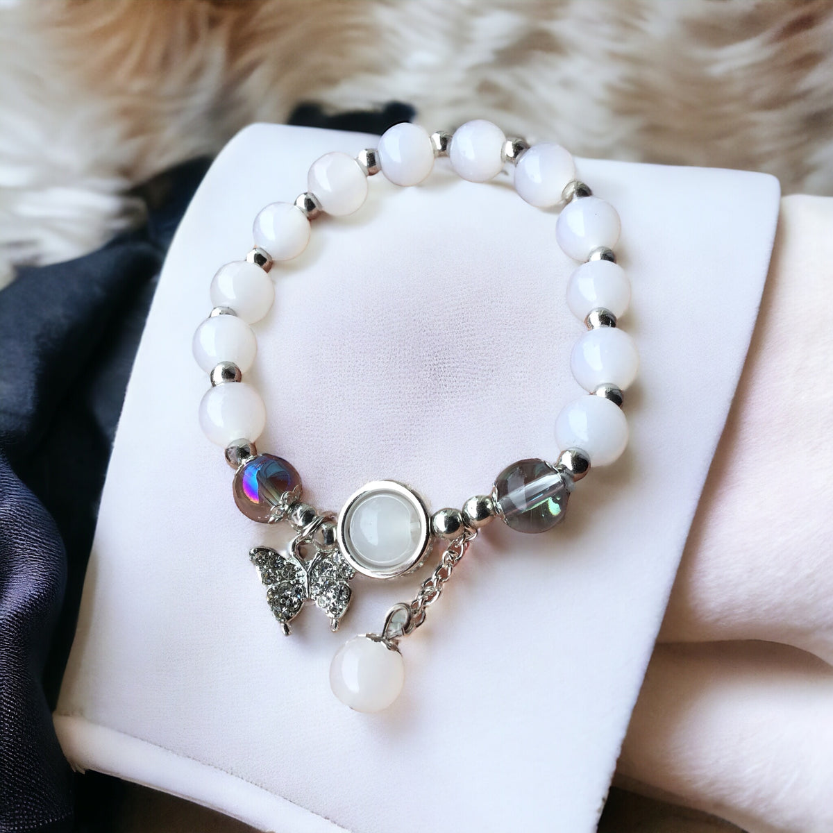 Zauberhaftes Mondstein Armband mit bedampften Aura-Glasperlen und Schmetterling | Edelstahl versilbert | in Samtsäckchen | Ihre Energie immer dabei