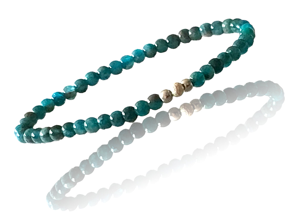 Elegantes Perlenarmband aus Apatit - Hochwertiges Edelsteinarmband mit 925 Silberperlen und silberner Sternstaubperle - handgefertigt - in Geschenkbox - Regeneration - M 18-19 cm