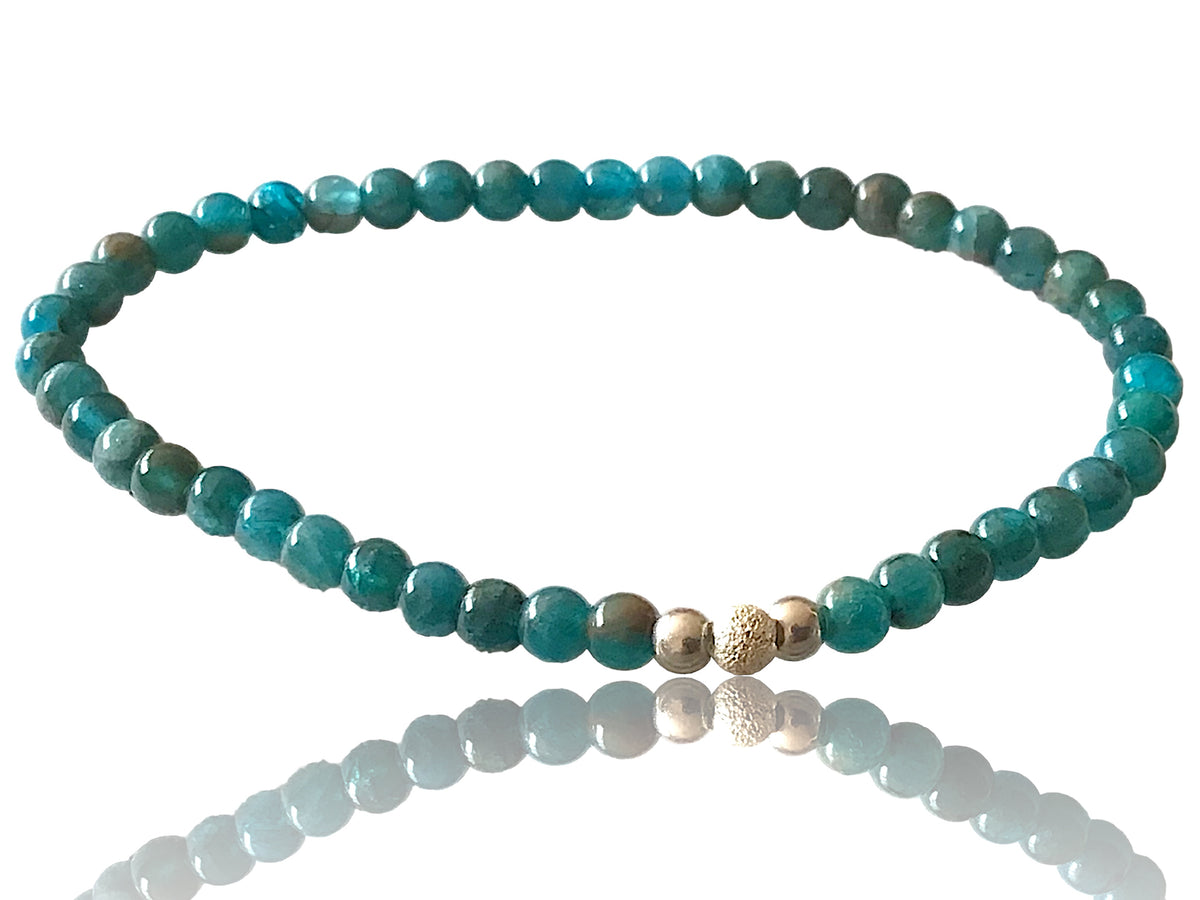 Elegantes Perlenarmband aus Apatit - Hochwertiges Edelsteinarmband mit 925 Silberperlen und silberner Sternstaubperle - handgefertigt - in Geschenkbox - Regeneration - M 18-19 cm
