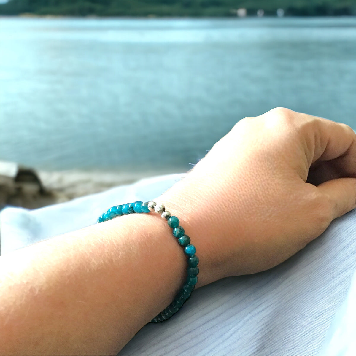 Elegantes Perlenarmband aus Apatit - Hochwertiges Edelsteinarmband mit 925 Silberperlen und silberner Sternstaubperle - handgefertigt - in Geschenkbox - Regeneration - M 18-19 cm