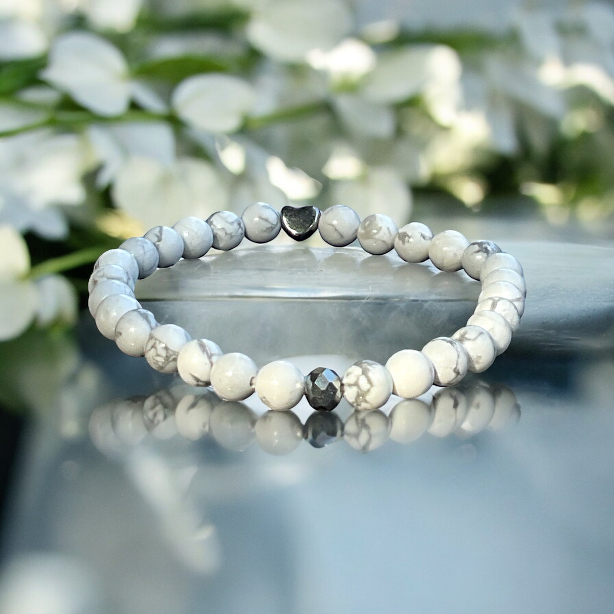 Handgefertigtes Magnesit Perlenarmband  - Hochwertiges Edelsteinarmband mit facettierter Kristallperle und Edelstahlherzchen - in Geschenkbox - Diät und Entschlackung