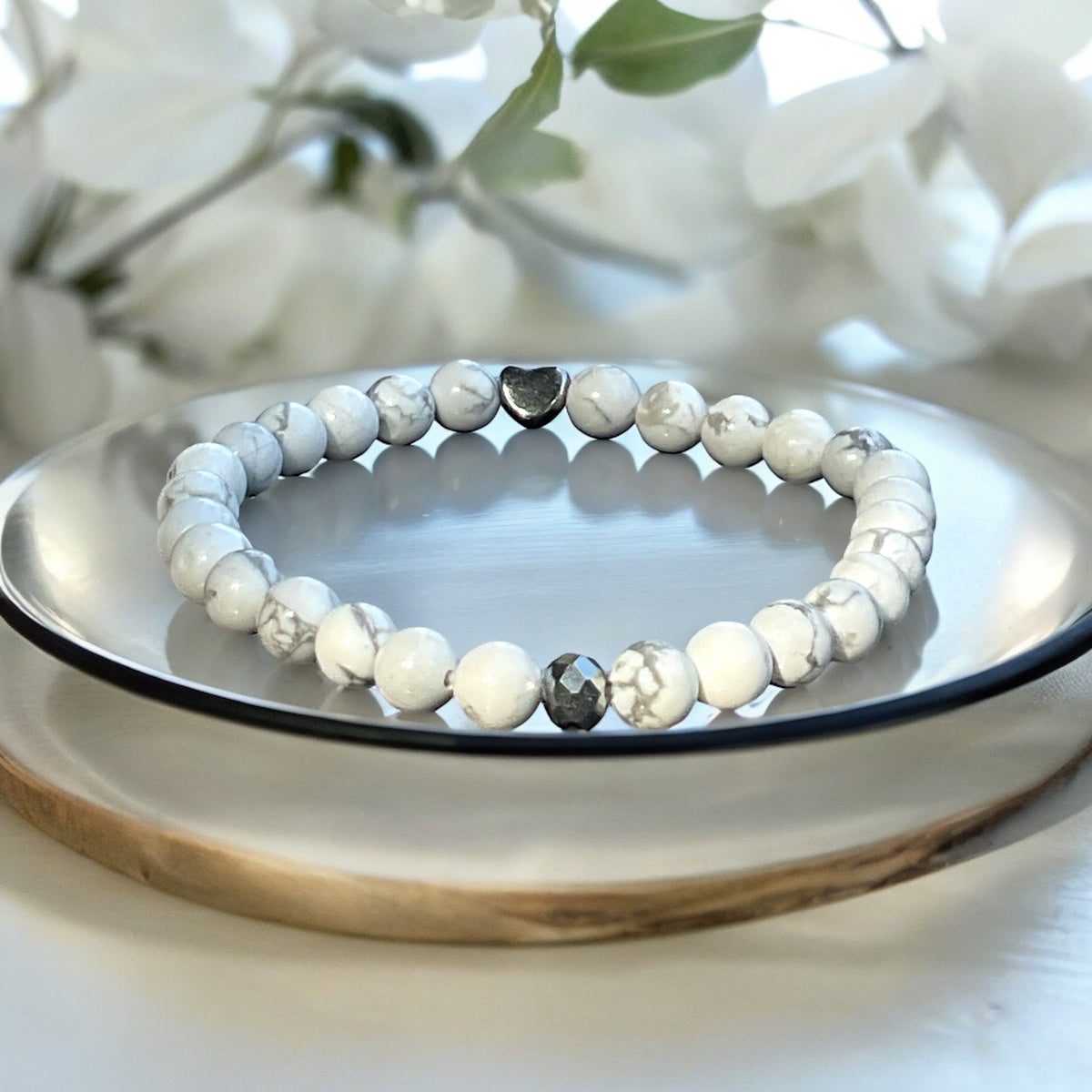 Handgefertigtes Magnesit Perlenarmband  - Hochwertiges Edelsteinarmband mit facettierter Kristallperle und Edelstahlherzchen - in Geschenkbox - Diät und Entschlackung