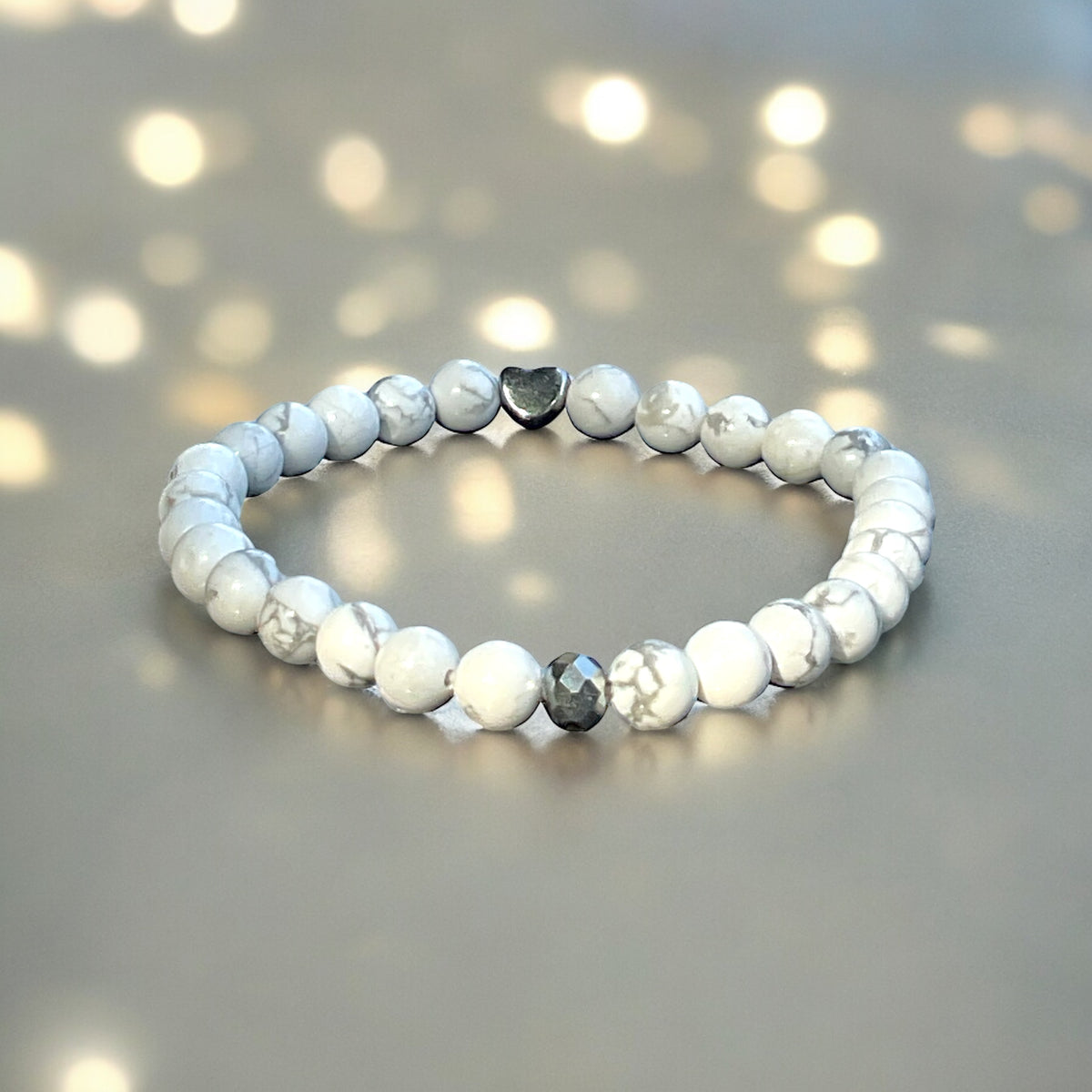 Handgefertigtes Magnesit Perlenarmband  - Hochwertiges Edelsteinarmband mit facettierter Kristallperle und Edelstahlherzchen - in Geschenkbox - Diät und Entschlackung