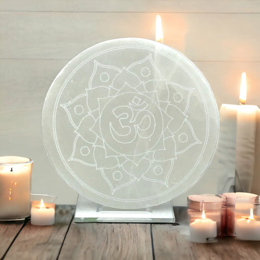 Selenit Ladeplatte mit Energieblume und OM Gravur Ø 14,0 cm - schwere Ausführung - 500 Gramm - mit kleinem Acrylstände SALE