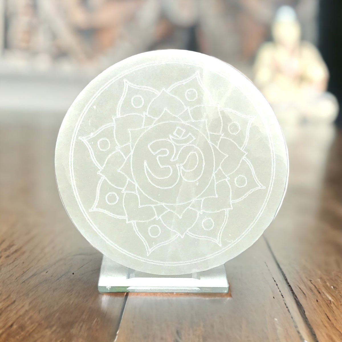 Selenit Ladeplatte mit Energieblume und OM Gravur Ø 14,0 cm - schwere Ausführung - 500 Gramm - mit kleinem Acrylstände SALE