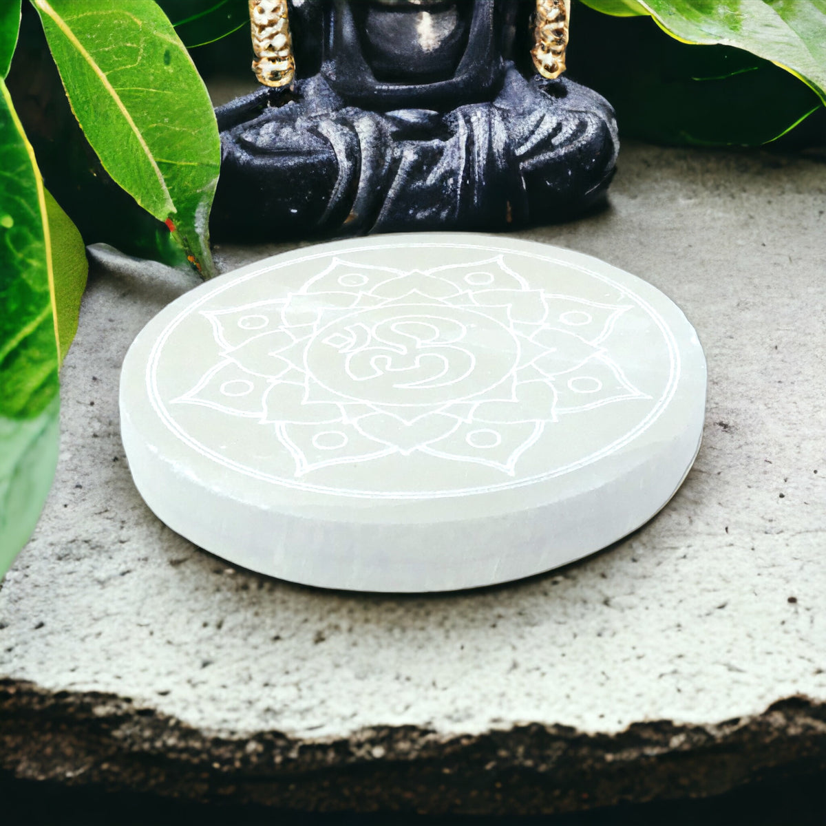 Selenit Ladeplatte mit Energieblume und OM Gravur Ø 14,0 cm - schwere Ausführung - 500 Gramm - mit kleinem Acrylstände SALE