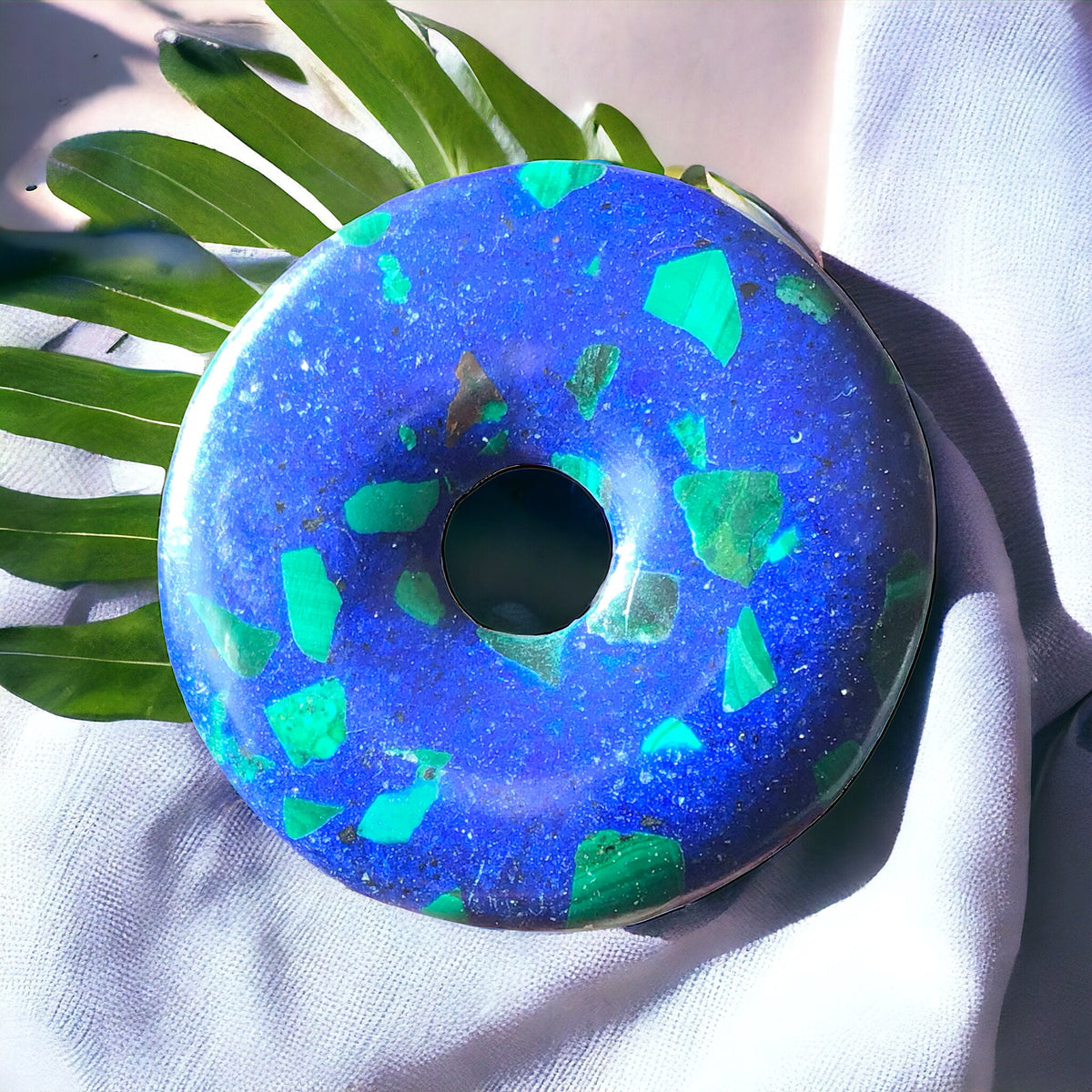 Premium Edelstein-Donut Azurit-Malachit synth. optional als Kette mit versilberter oder vergoldeter Spirale und Wildlederband
