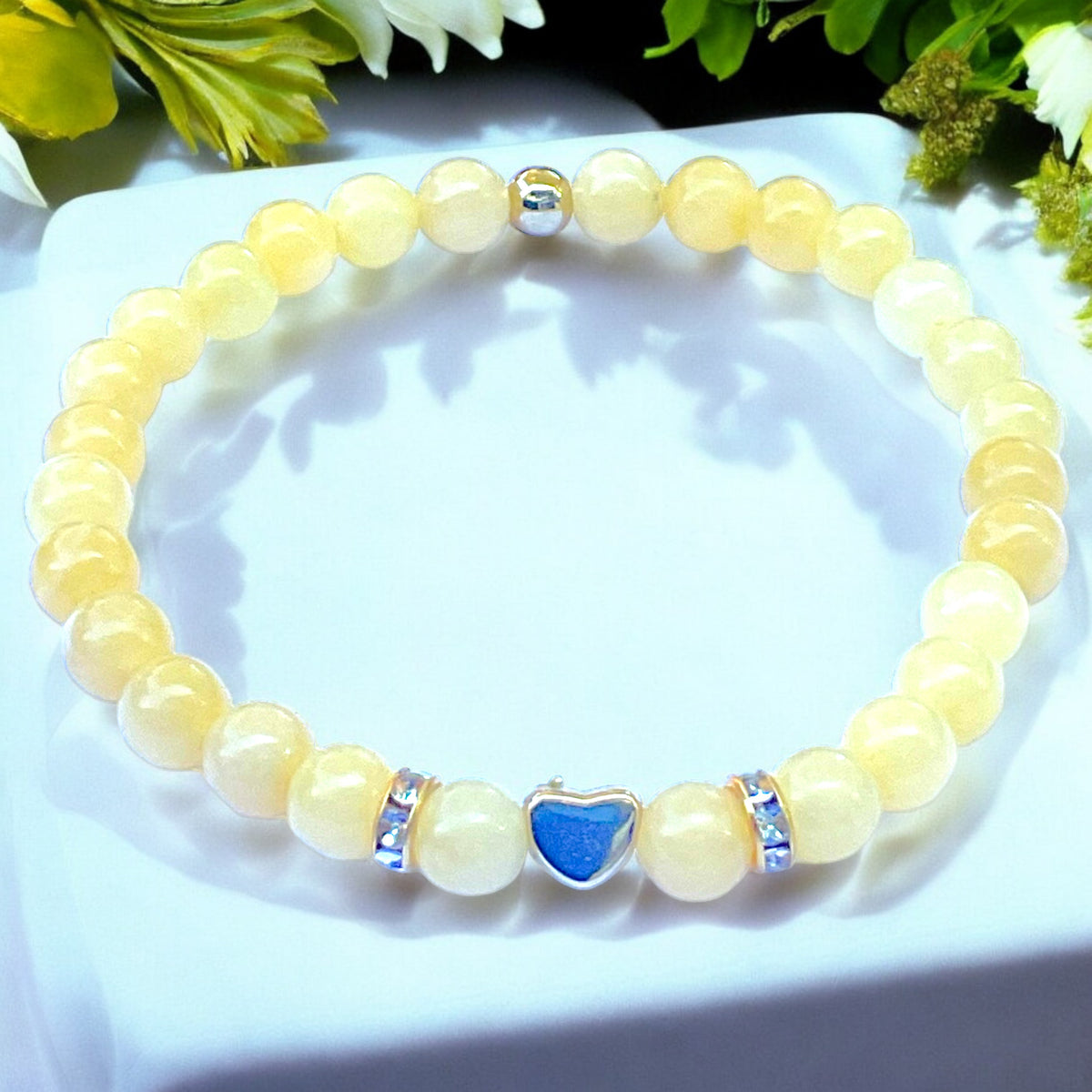 Gelbe Jade Perlenarmband - Hochwertiges Edelsteinarmband mit vergoldeter Perle und entzückendem Herzchen oder Schmetterling - handgefertigt - in Geschenkbox - Glück und Freude