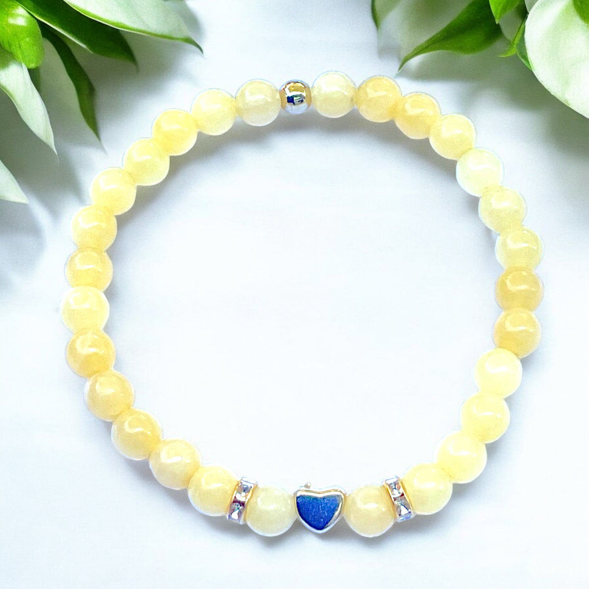 Gelbe Jade Perlenarmband - Hochwertiges Edelsteinarmband mit vergoldeter Perle und entzückendem Herzchen oder Schmetterling - handgefertigt - in Geschenkbox - Glück und Freude