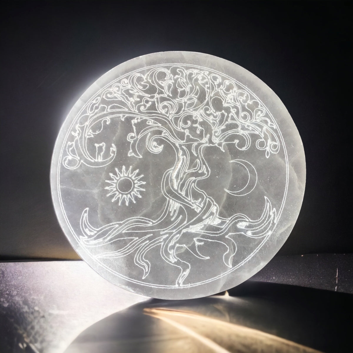 Echte Selenit Ladeplatte mit Gravur "Baum des Lebens" Ø 13,5 cm - schwere Ausführung 500 Gramm- mit kleinem Acrylständer