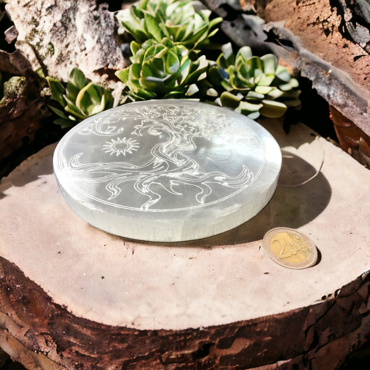 Echte Selenit Ladeplatte mit Gravur "Baum des Lebens" Ø 13,5 cm - schwere Ausführung 500 Gramm- mit kleinem Acrylständer