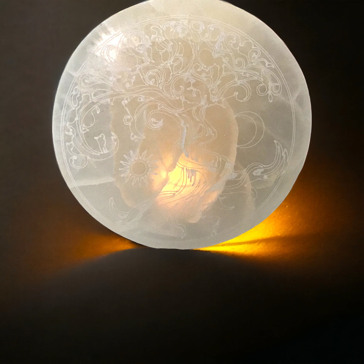 Echte Selenit Ladeplatte mit Gravur "Baum des Lebens" Ø 13,5 cm - schwere Ausführung 500 Gramm- mit kleinem Acrylständer