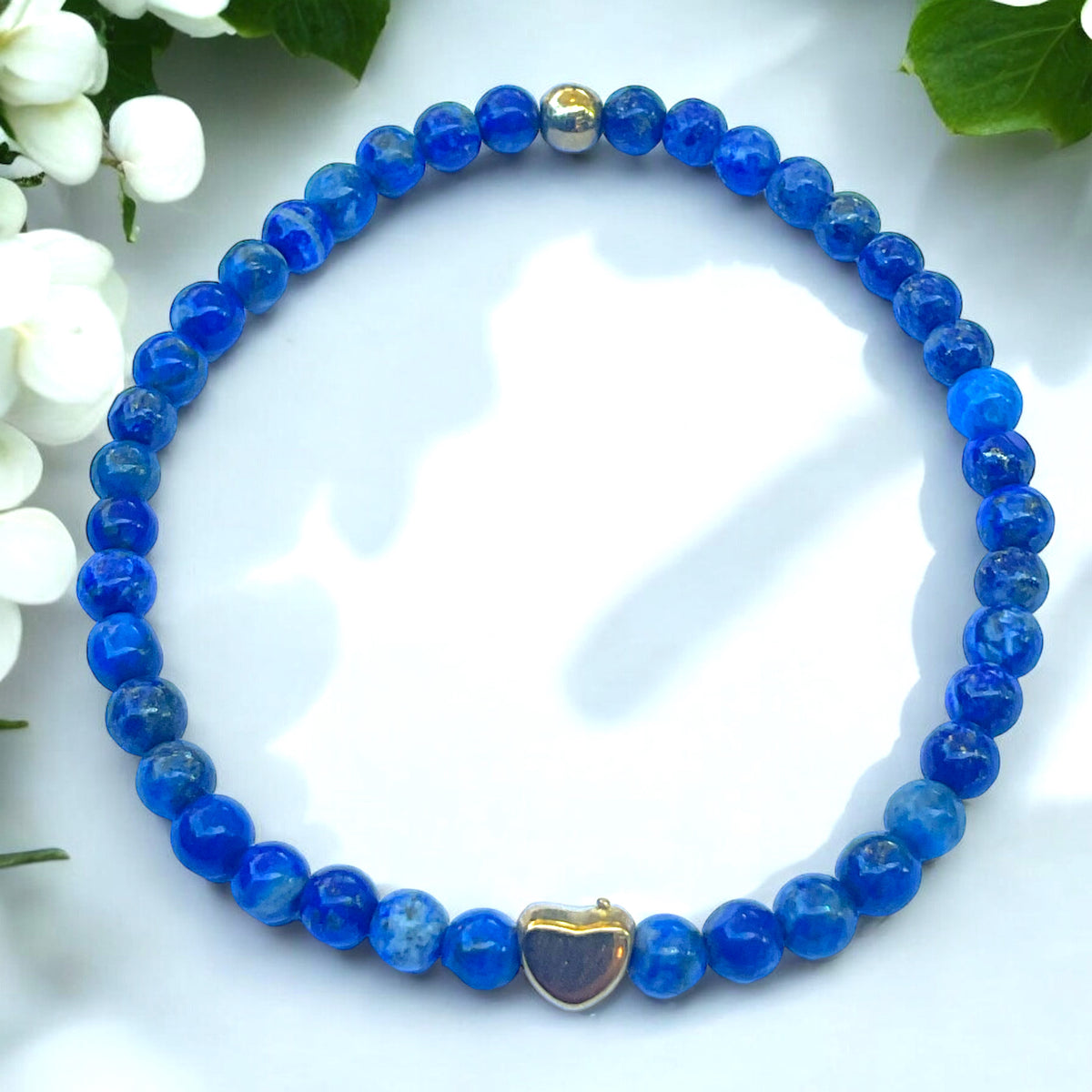 Elegantes Lapislazuli Perlenarmband - Hochwertiges Edelsteinarmband mit vergoldeter Perle und entzückendem Herzchen - Handmade - in Geschenkbox - Stein der Könige