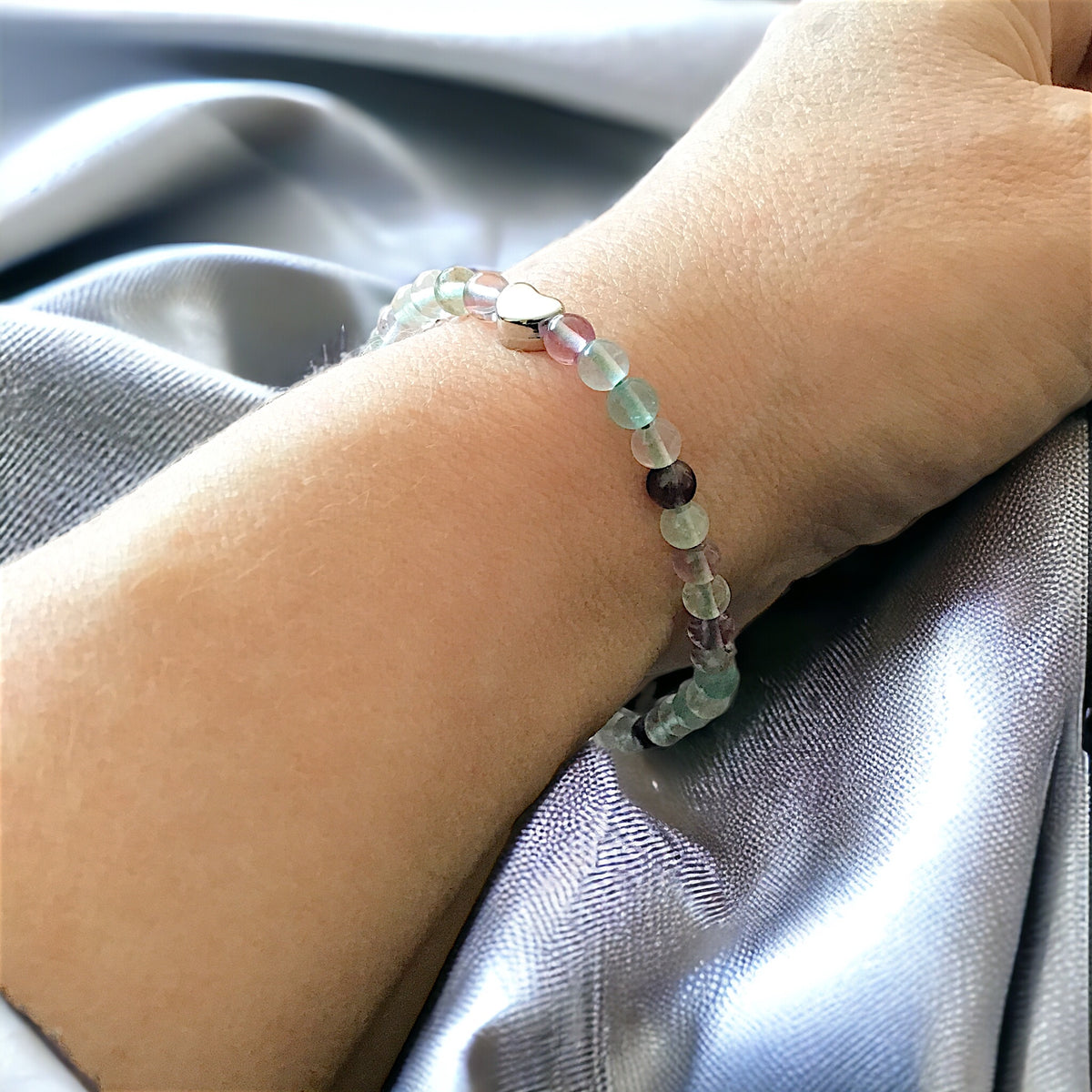 Elegantes Perlenarmband aus Fluorit - Hochwertiges Edelsteinarmband mit 925 Silberperle und entzückendem Herzchen - Handmade - in Geschenkbox - Stoffwechsel