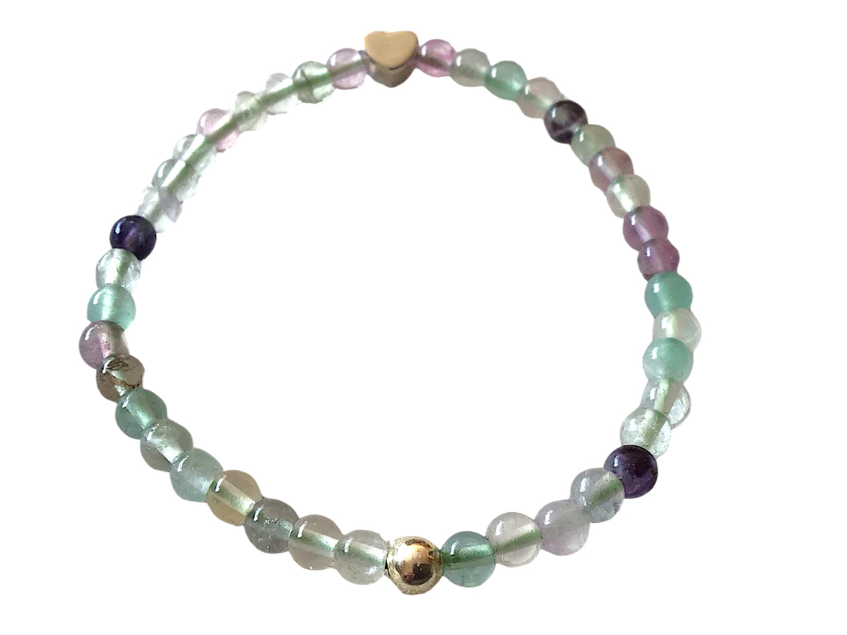 Elegantes Perlenarmband aus Fluorit - Hochwertiges Edelsteinarmband mit 925 Silberperle und entzückendem Herzchen - Handmade - in Geschenkbox - Stoffwechsel