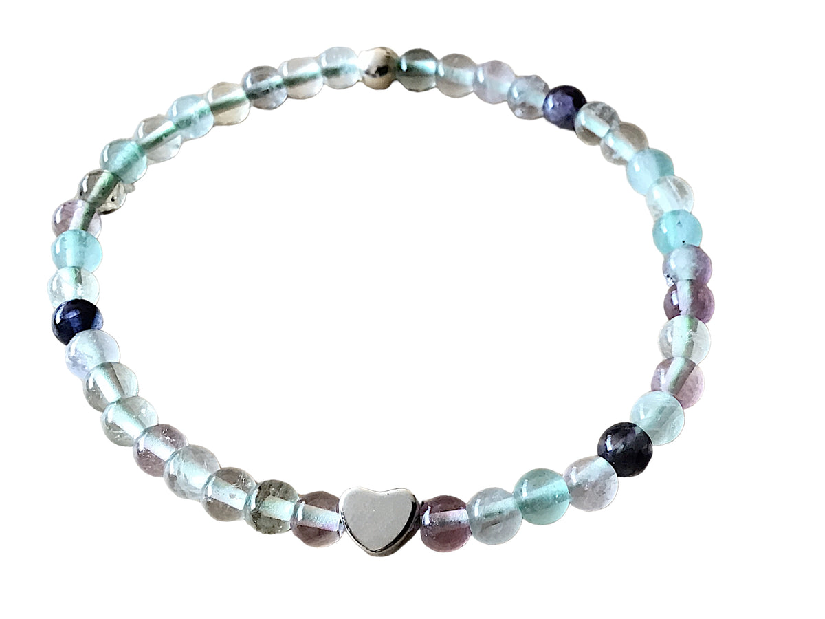 Elegantes Perlenarmband aus Fluorit - Hochwertiges Edelsteinarmband mit 925 Silberperle und entzückendem Herzchen - Handmade - in Geschenkbox - Stoffwechsel