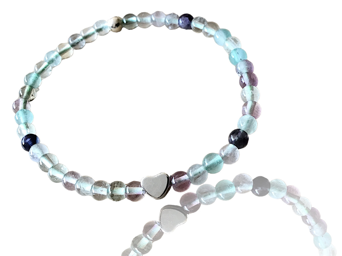 Elegantes Perlenarmband aus Fluorit - Hochwertiges Edelsteinarmband mit 925 Silberperle und entzückendem Herzchen - Handmade - in Geschenkbox - Stoffwechsel