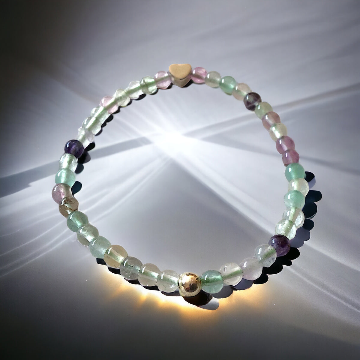 Elegantes Perlenarmband aus Fluorit - Hochwertiges Edelsteinarmband mit 925 Silberperle und entzückendem Herzchen - Handmade - in Geschenkbox - Stoffwechsel