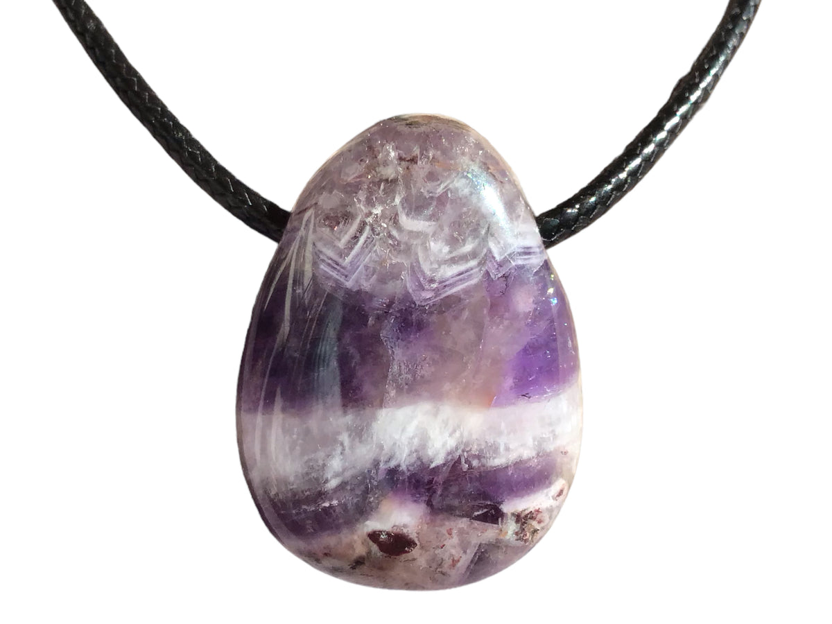 Chevron-Amethyst Edelsteinanhänger I Tropfenanhänger I mit 80 cm Wildlederband und Geschenkverpackung I starker Heilstein I AAA-Qualität I Brasilien