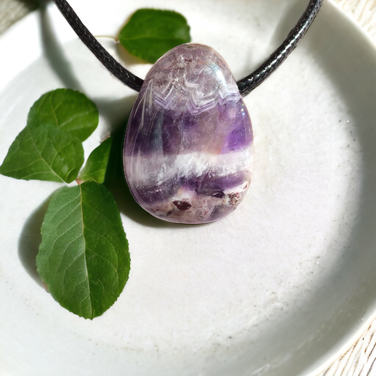 Chevron-Amethyst Edelsteinanhänger I Tropfenanhänger I mit 80 cm Wildlederband und Geschenkverpackung I starker Heilstein I AAA-Qualität I Brasilien