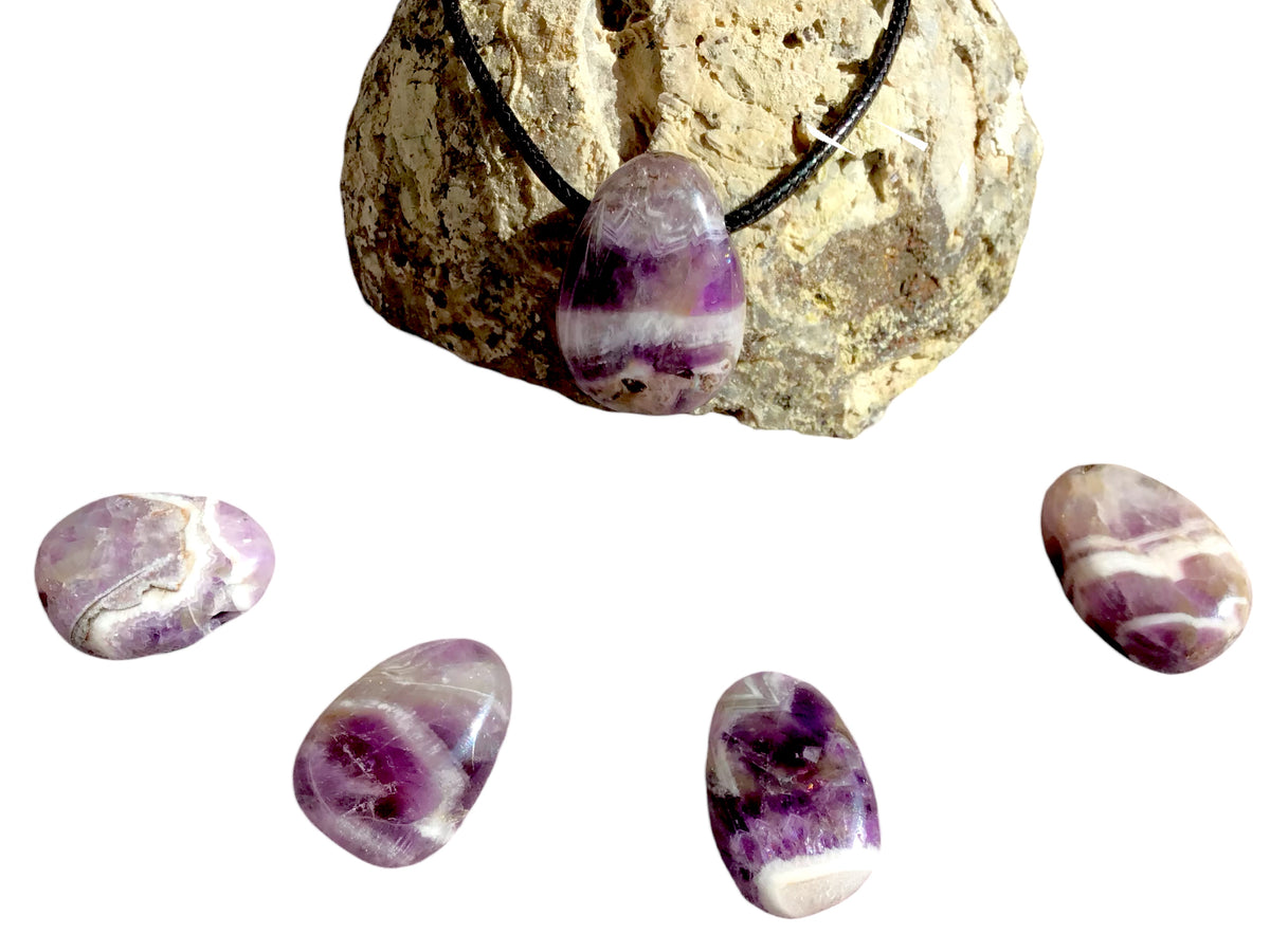 Chevron-Amethyst Edelsteinanhänger I Tropfenanhänger I mit 80 cm Wildlederband und Geschenkverpackung I starker Heilstein I AAA-Qualität I Brasilien