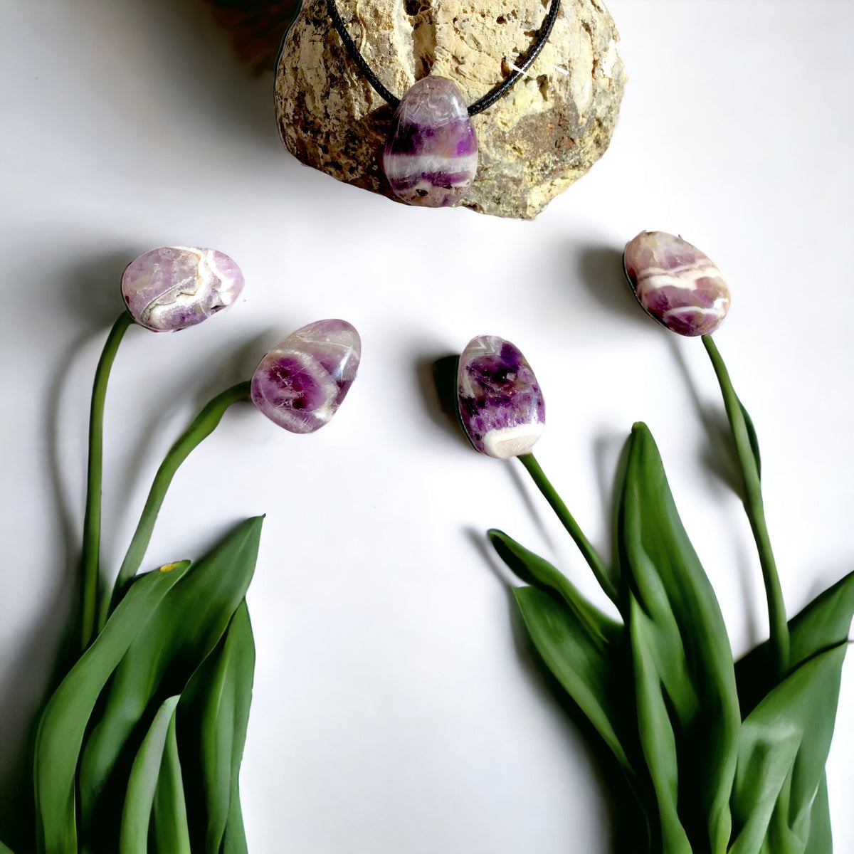 Chevron-Amethyst Edelsteinanhänger I Tropfenanhänger I mit 80 cm Wildlederband und Geschenkverpackung I starker Heilstein I AAA-Qualität I Brasilien