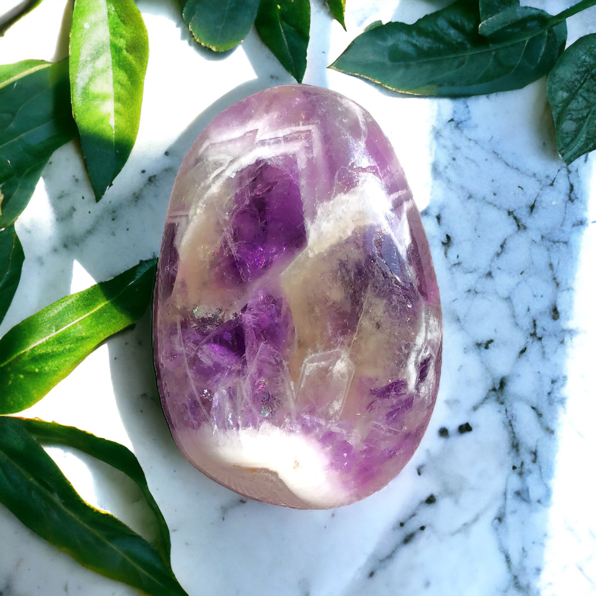 Chevron-Amethyst Edelsteinanhänger I Tropfenanhänger I mit 80 cm Wildlederband und Geschenkverpackung I starker Heilstein I AAA-Qualität I Brasilien