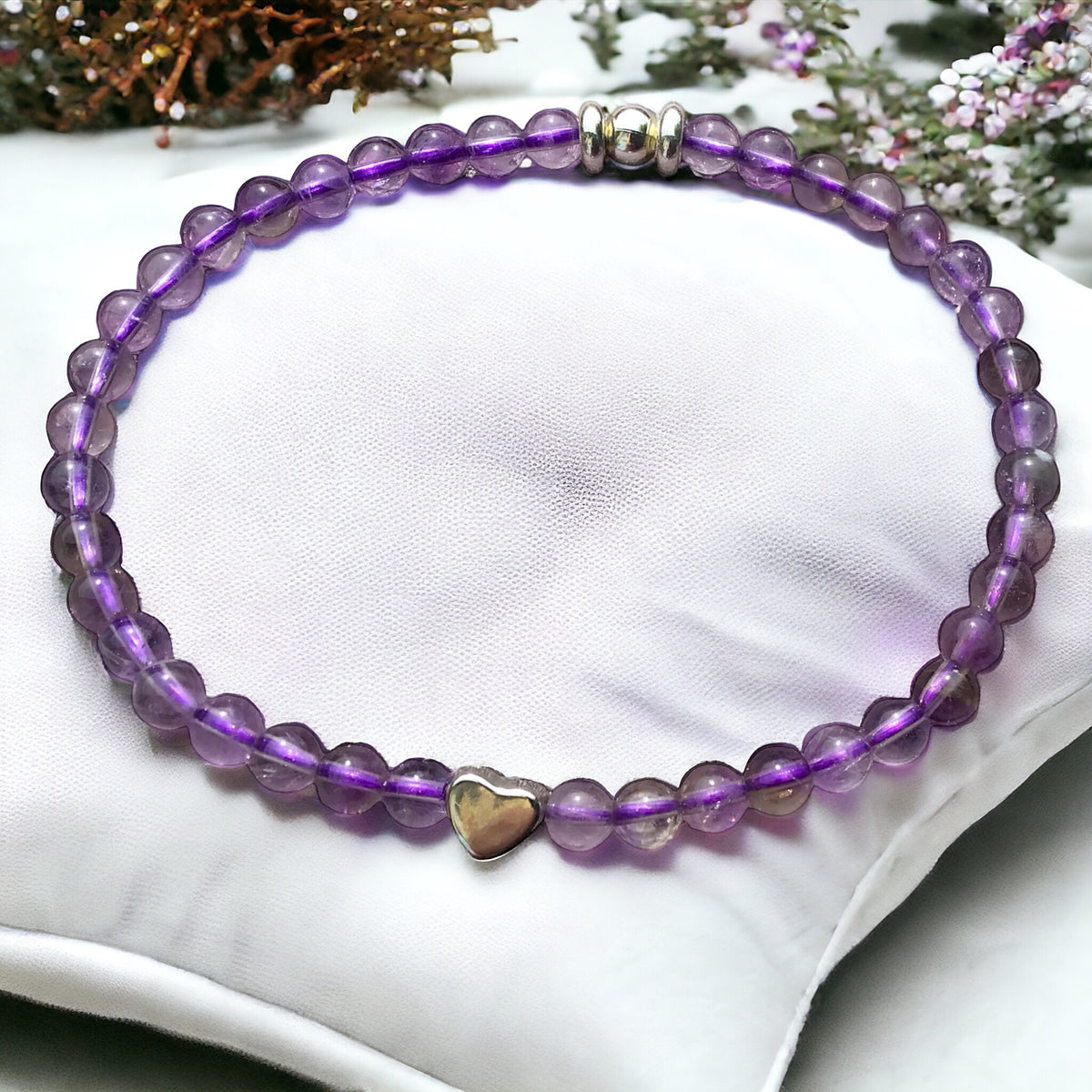 Elegantes Perlenarmband aus Amethyst - Hochwertiges Edelsteinarmband mit 925 Silberperlen und entzückendem Herzchen - handgefertigt - in Geschenkbox - Reinigung und Kraft