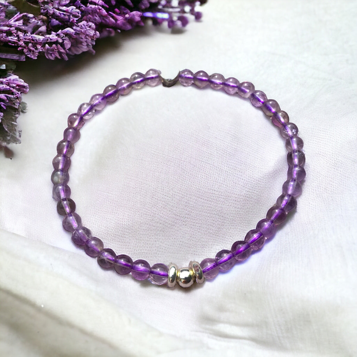 Elegantes Perlenarmband aus Amethyst - Hochwertiges Edelsteinarmband mit 925 Silberperlen und entzückendem Herzchen - handgefertigt - in Geschenkbox - Reinigung und Kraft