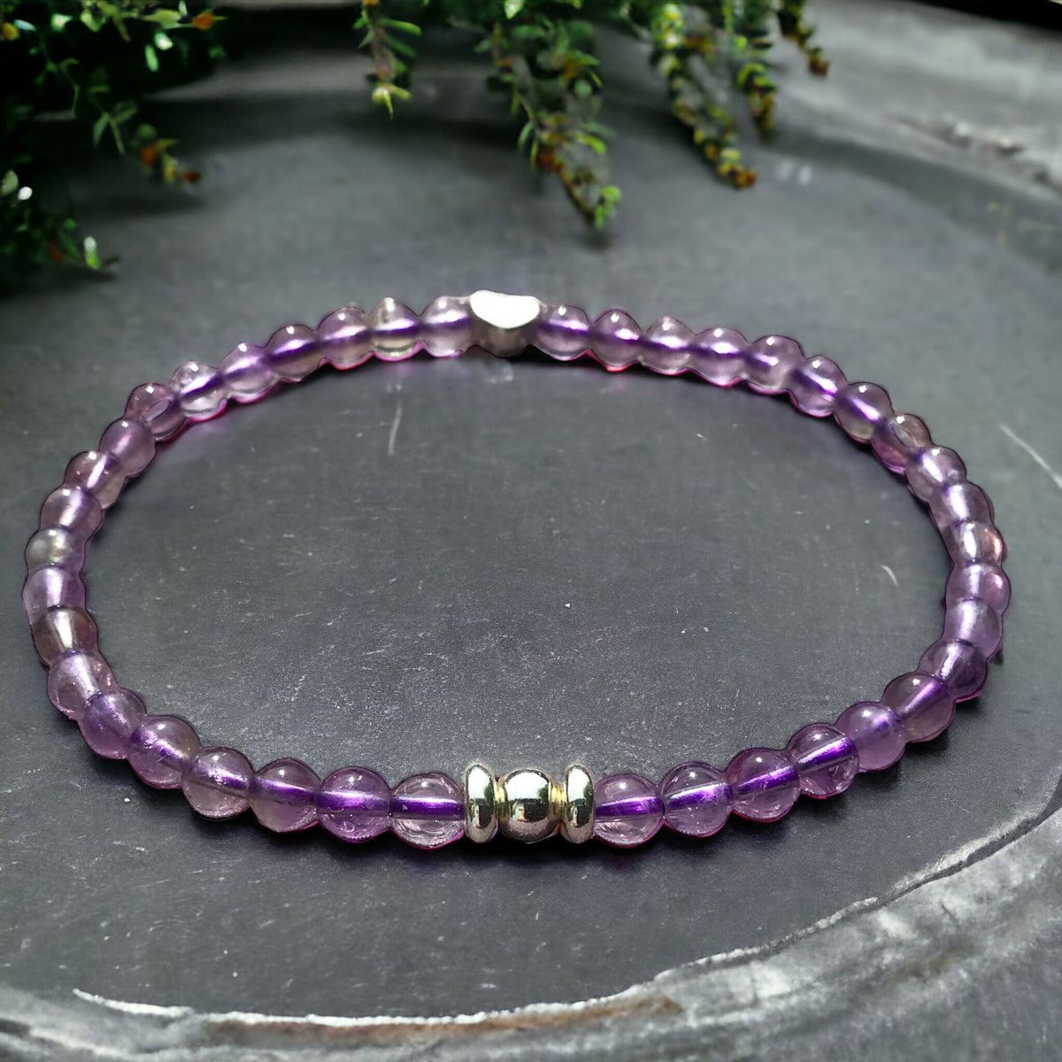 Elegantes Perlenarmband aus Amethyst - Hochwertiges Edelsteinarmband mit 925 Silberperlen und entzückendem Herzchen - handgefertigt - in Geschenkbox - Reinigung und Kraft