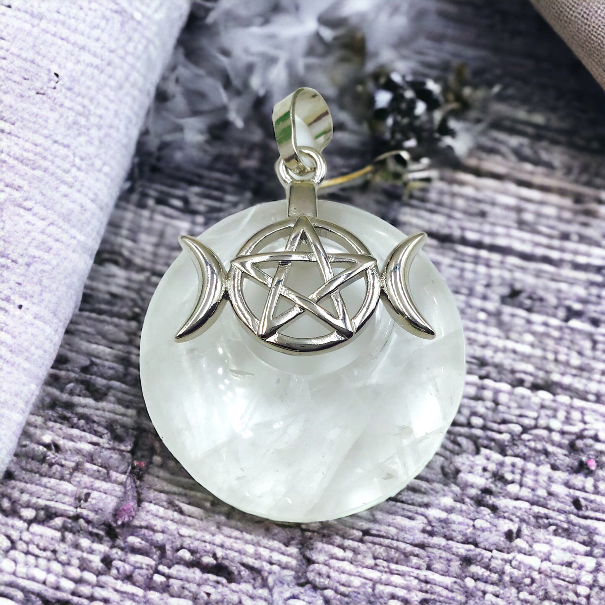 Steinfixx® -  Bergkristall Donut mit machtvoller Verzierung - dreifacher Mond und Pentagramm | Wicca | Urkraft | Licht | starkes Schutzsymbol