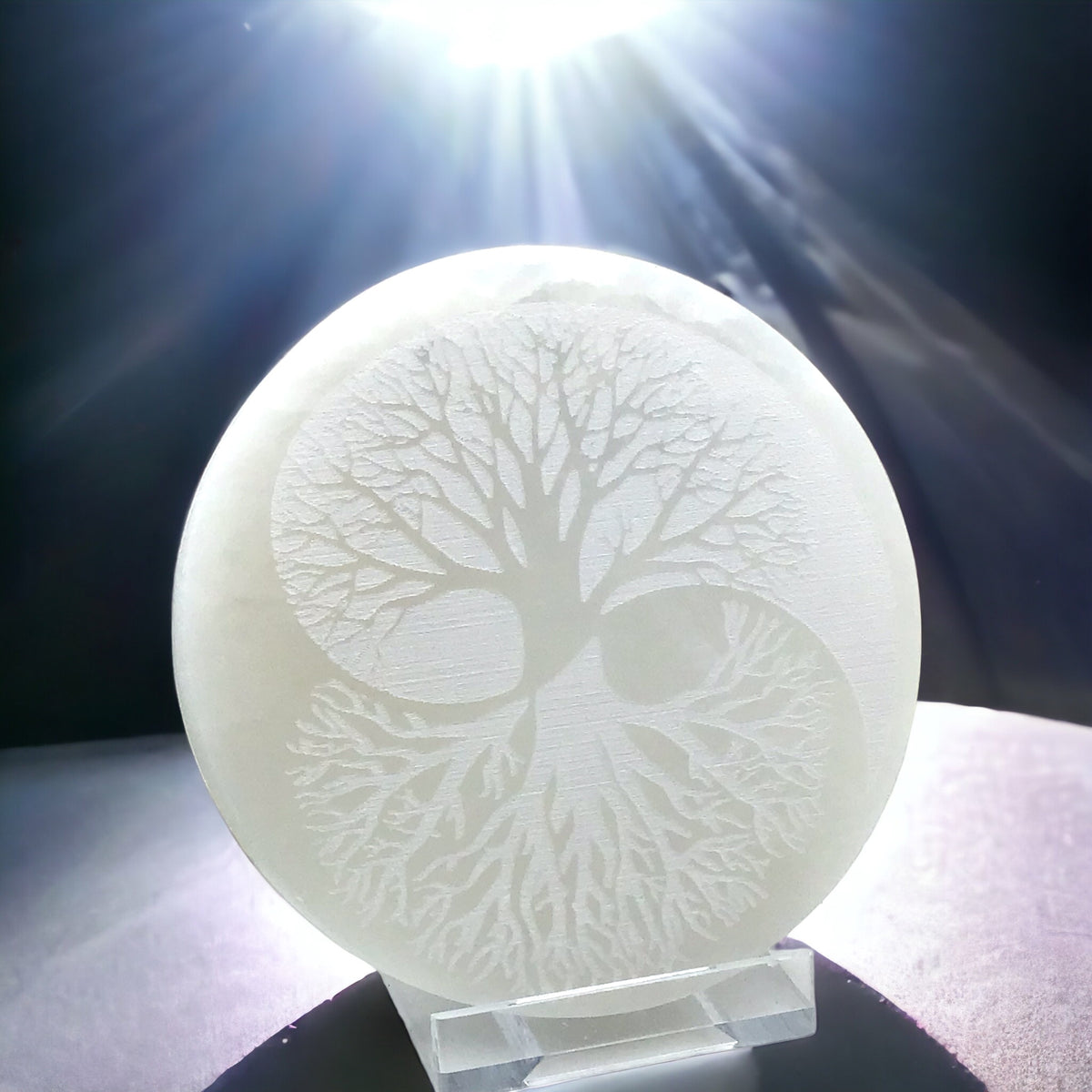 Echte Selenit Ladeplatte mit Gravur "Yin Yang und Baum des Lebens" Ø 10,5 cm - 300 Gramm- mit kleinem Acrylständer