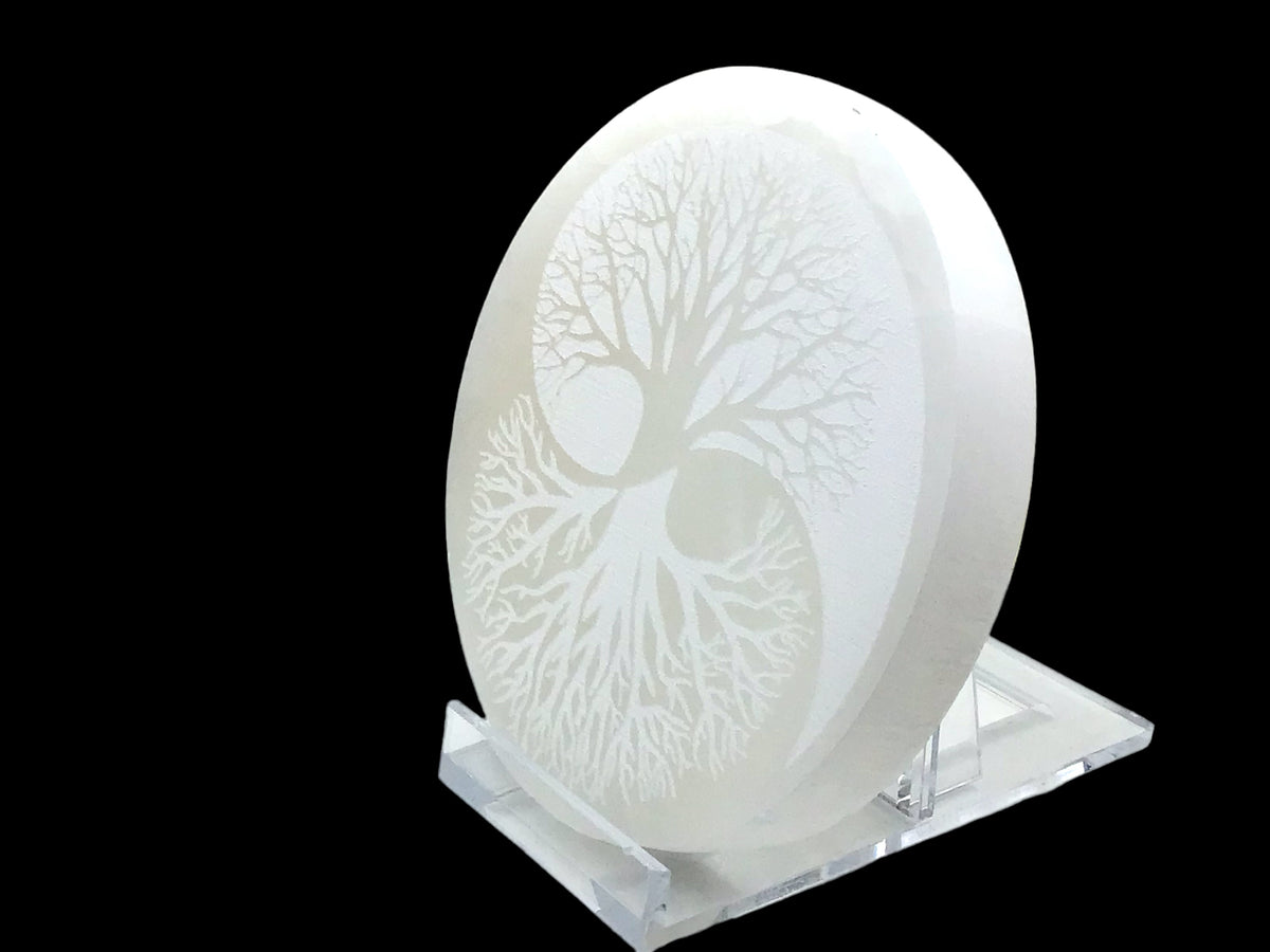 Echte Selenit Ladeplatte mit Gravur "Yin Yang und Baum des Lebens" Ø 10,5 cm - 300 Gramm- mit kleinem Acrylständer