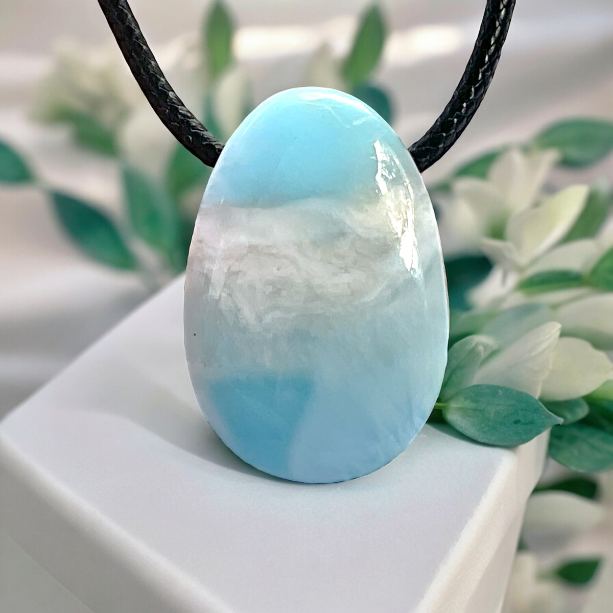 Larimar Tropfen-Anhänger mit 80 cm Wildlederband und Edelsteinkarte  – Echter Edelstein in AAA-Qualität aus der Dominikanischen Republik