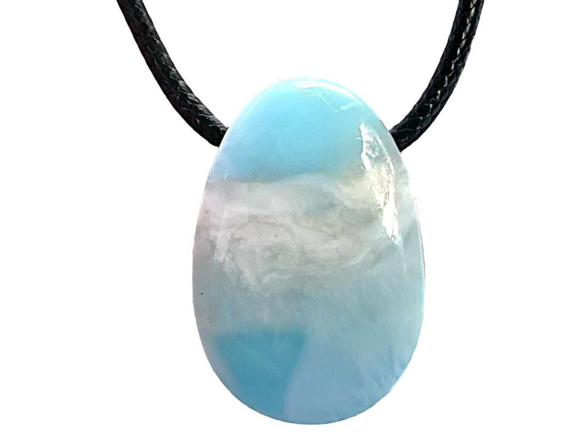 Larimar Tropfen-Anhänger mit 80 cm Wildlederband und Edelsteinkarte  – Echter Edelstein in AAA-Qualität aus der Dominikanischen Republik