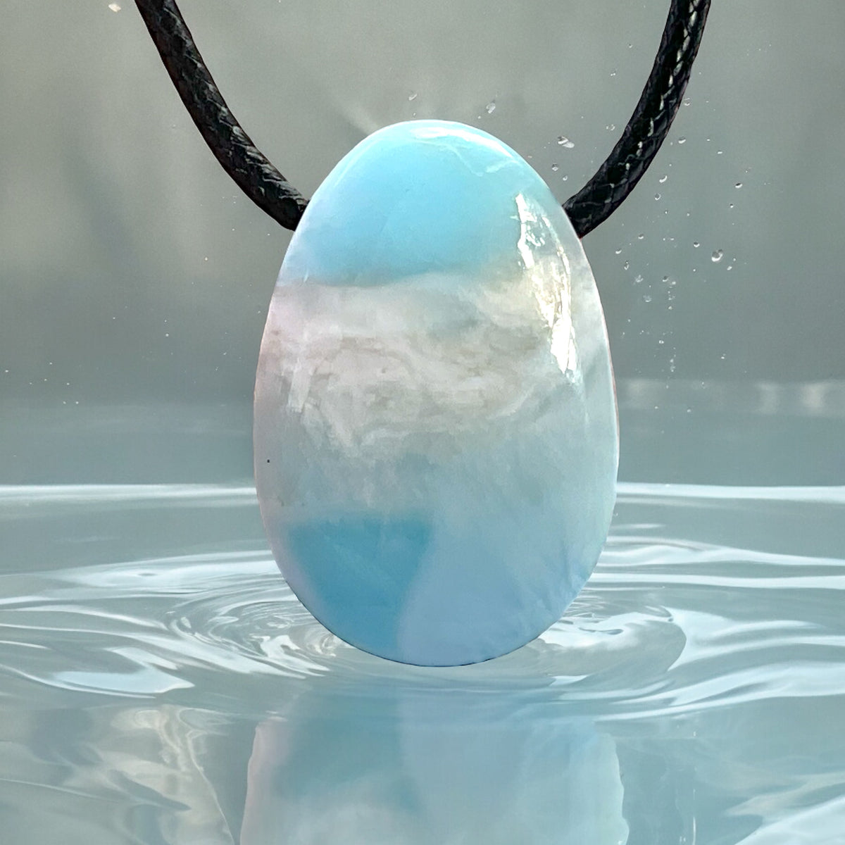 Larimar Tropfen-Anhänger mit 80 cm Wildlederband und Edelsteinkarte  – Echter Edelstein in AAA-Qualität aus der Dominikanischen Republik