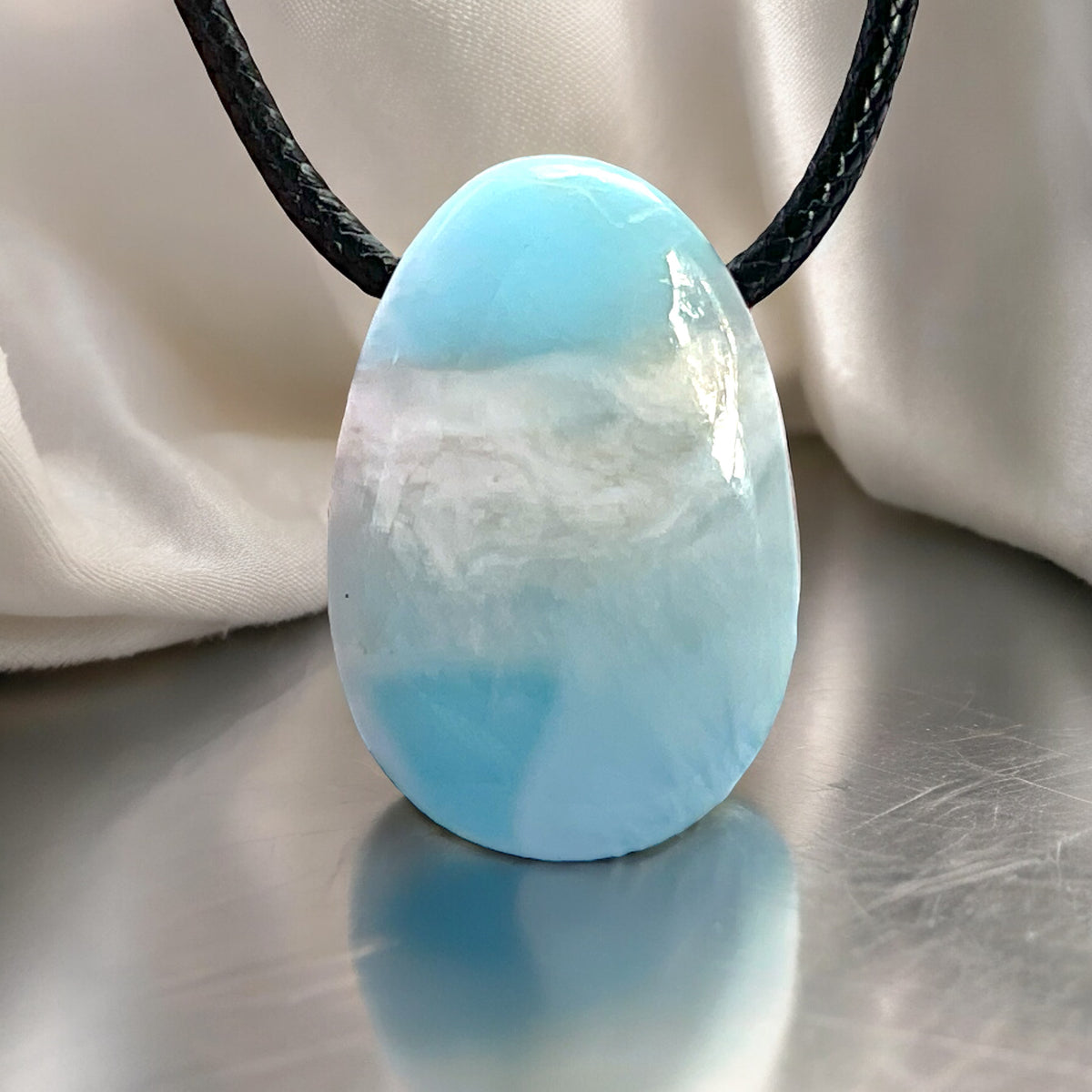 Larimar Tropfen-Anhänger mit 80 cm Wildlederband und Edelsteinkarte  – Echter Edelstein in AAA-Qualität aus der Dominikanischen Republik