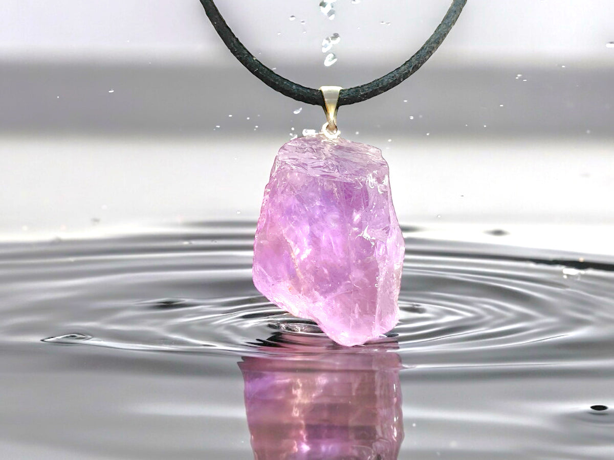 Edelstein Rohstein Kette - wunderschöner Cluster (Brocken) mit Lederband, wahlweise  Bergkristall, Amethyst, Aventurin oder Rosenquarz - Kristalle zum wohlfühlen